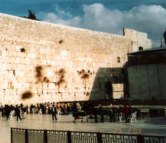 Jerusalemin Itkumuuri ja rukoilijoita muurin edustan aukiolla, 23.02.2009