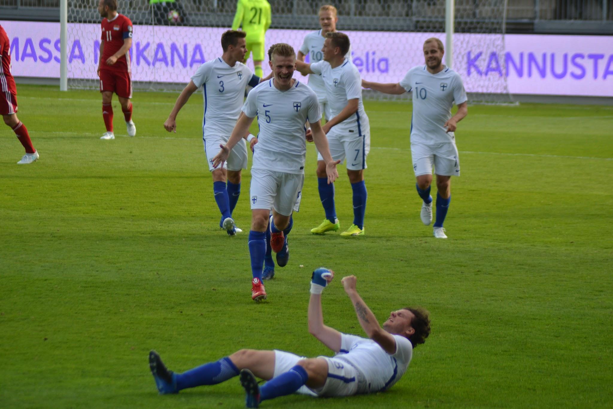 Mehmet Hetemaj juhlii ensimmäistä maaliaan A-maaottelussa 07.06.2017