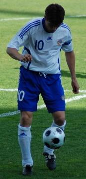 Jari Litmanen pomputtelee palloa Suomen valkoisessa maajoukkuepaidassa numerolla 10, 02.06.2008