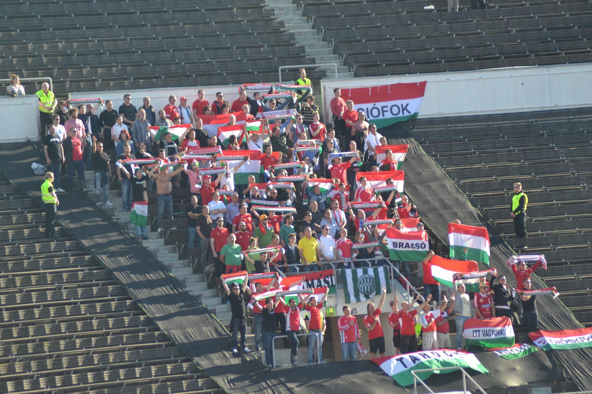 Unkarin kannattajia Olympiastadionin penkeillä 13.06.2015.