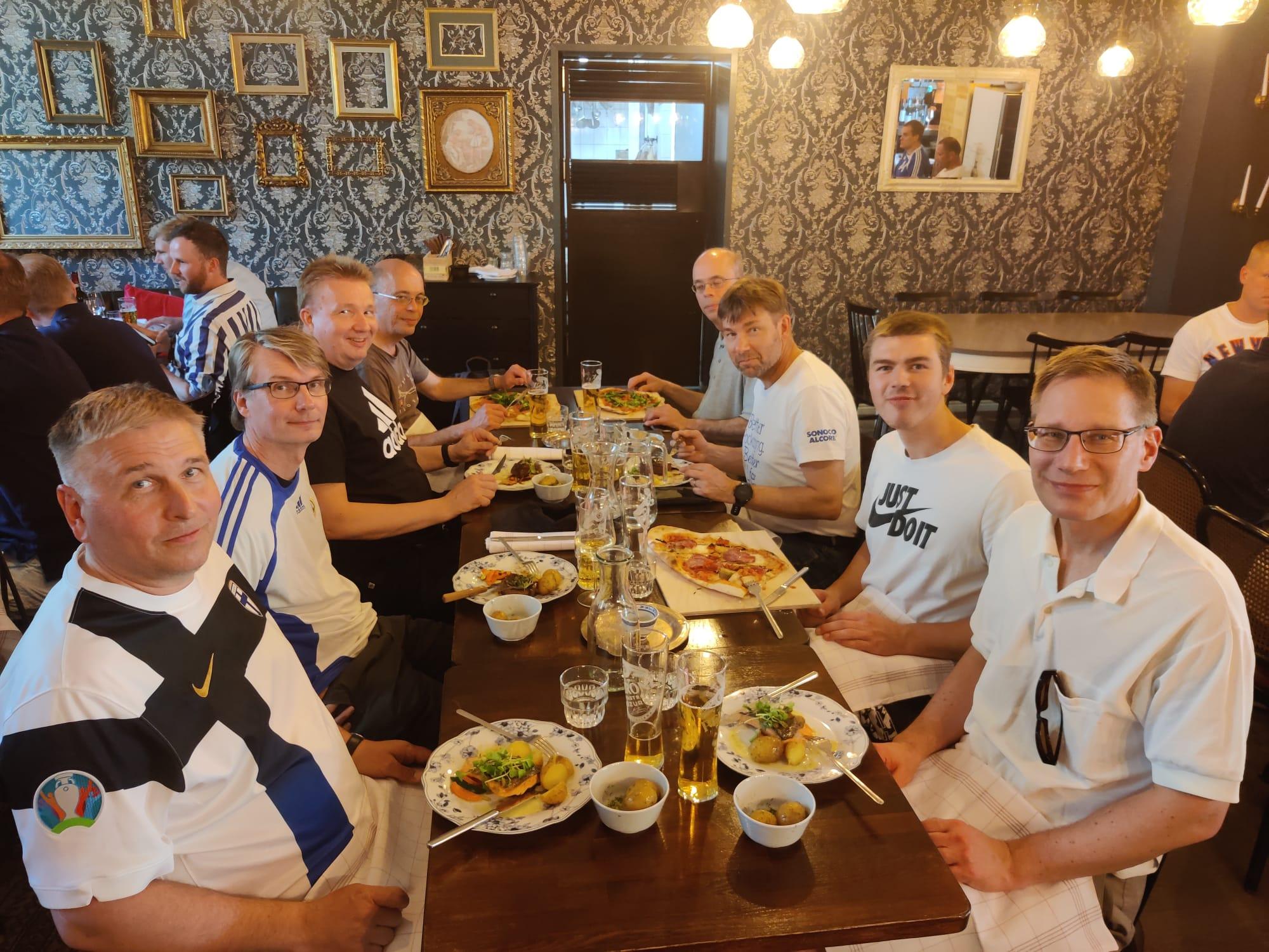 Klubilaiset ruokailemassa ravintola Sognossa Helsingissä, osa Suomen pelipaidoissa, 16.06.2023