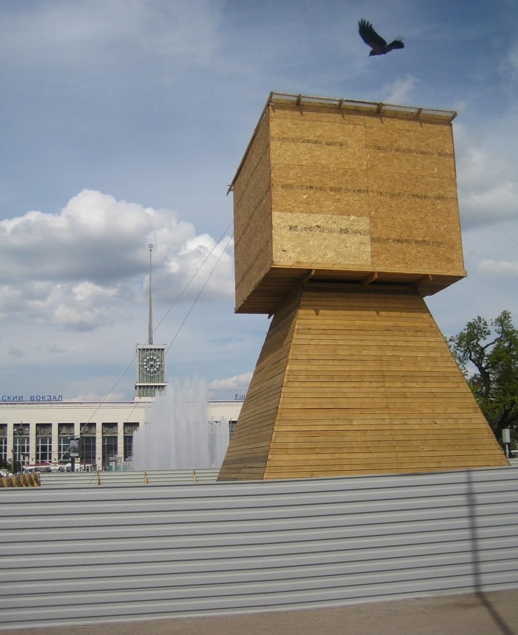 Lenin-patsas puisen suojakotelon sisällä, taustalla suihkulähde ja rautatieaseman kellotorni, 22.05.2009