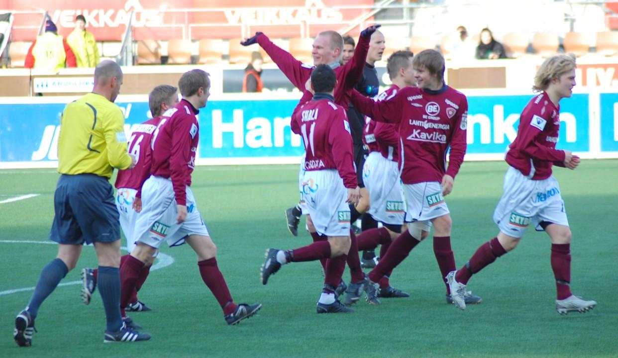 Huuhka lentää maalinsa jälkeen, FC Honka - FC Lahti 19.04.2009