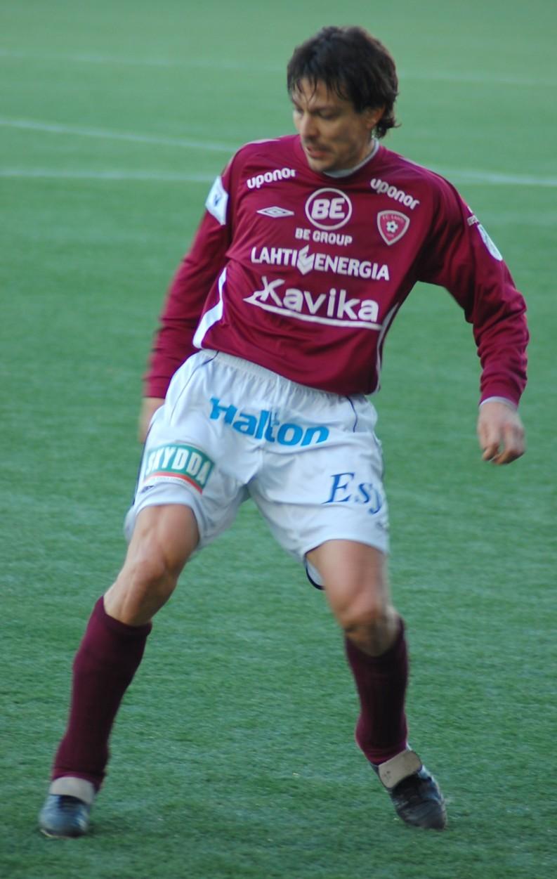 Jari Litmanen FC Lahden viininpunaisessa pelipaidassa Finnair Stadiumilla 19.04.2009