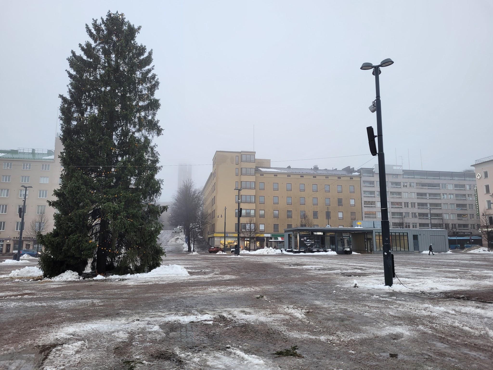 Joulukuusi sohjoisella torilla sumuisena talvipäivänä Lahdessa, 24.12.2024