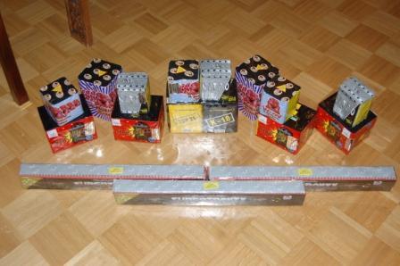 Lattialle riviin asetellut ilotulitepadat ja pitkät tulitelaatikot, 28.12.2012