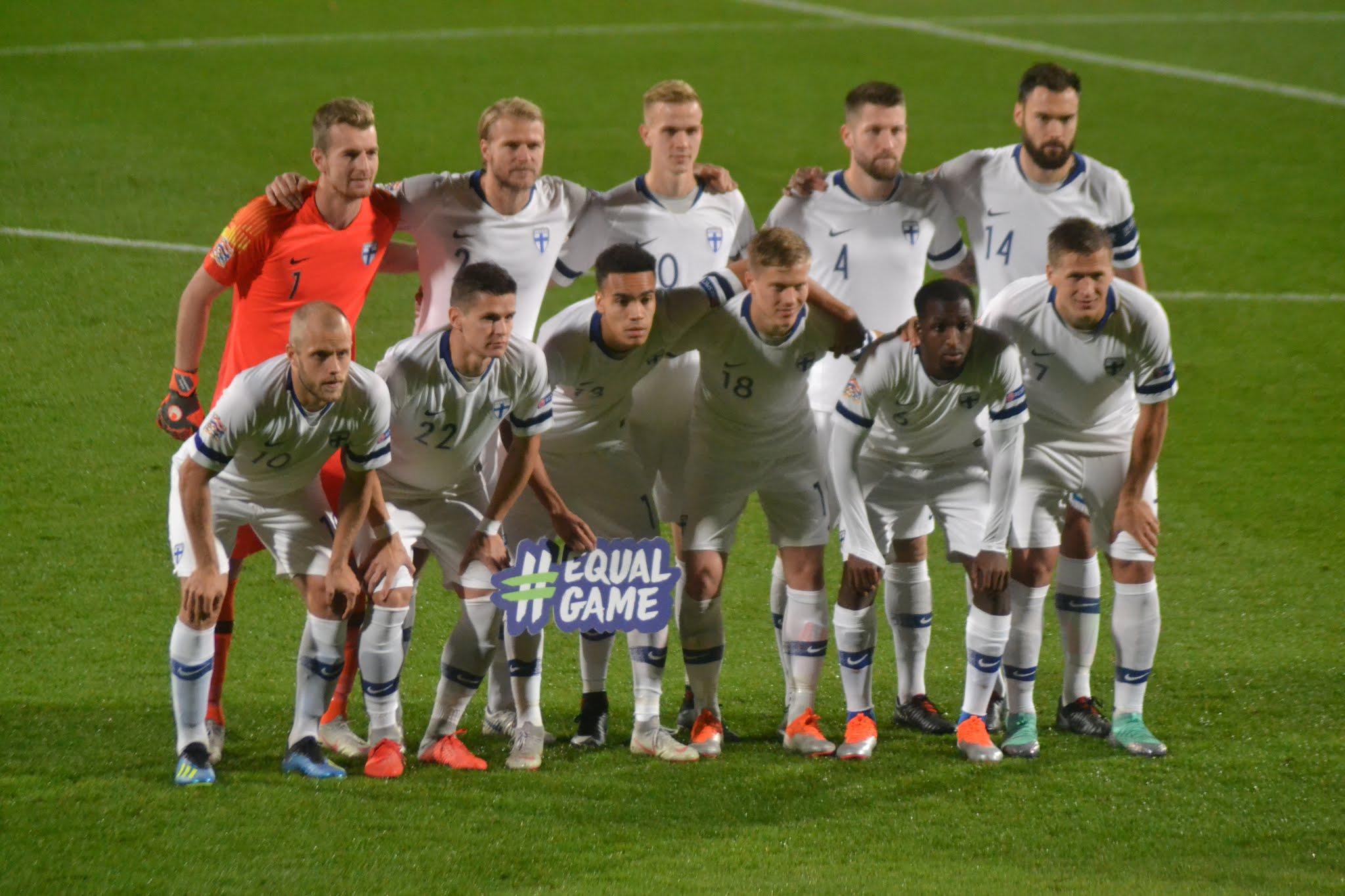 Suomen joukkue ryhmäkuvassa kentällä ennen Suomi–Kreikka-ottelua, edessä #EqualGame-kyltti