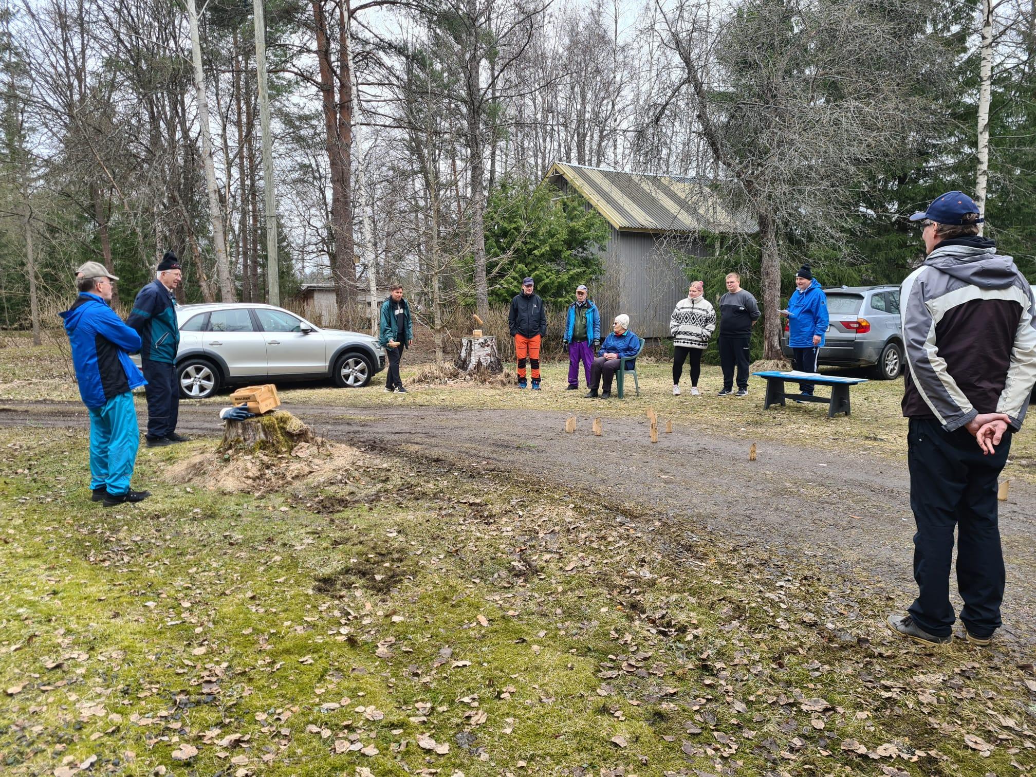 Klubilaisia pelaamassa mölkkyä pihatiellä keväisen metsän keskellä, 18.04.2025