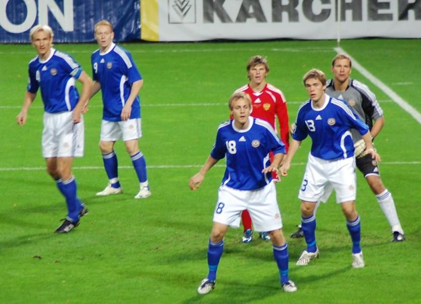 Suomen sinipaitaiset pelaajat puolustavat Venäjää vastaan Moskovassa, 15.10.2008