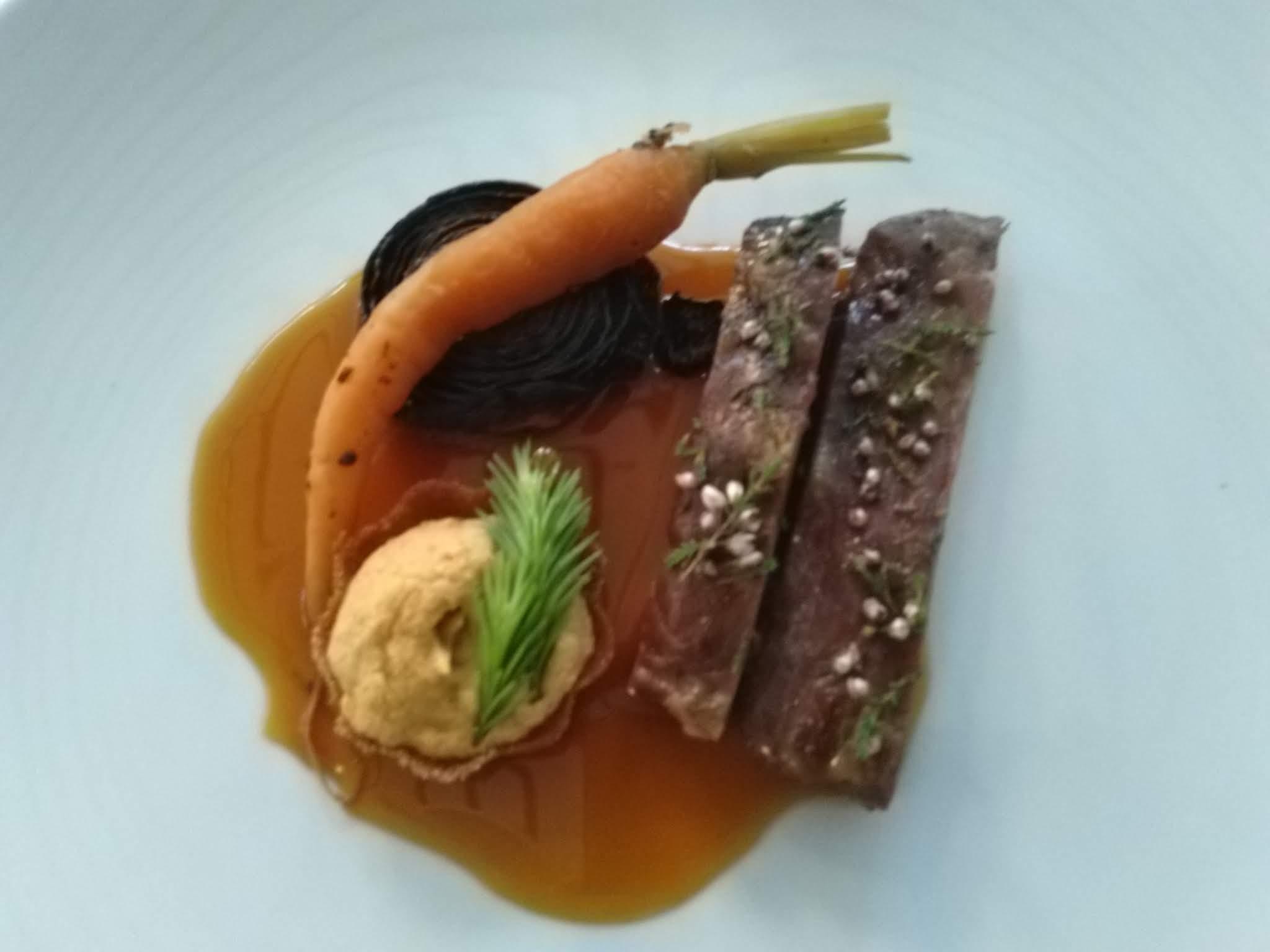 Ravintola C:n annos: lihaviipaleita, porkkana, paahdettu sipuli, kuusenkerkkä ja kastiketta, 05.09.2019