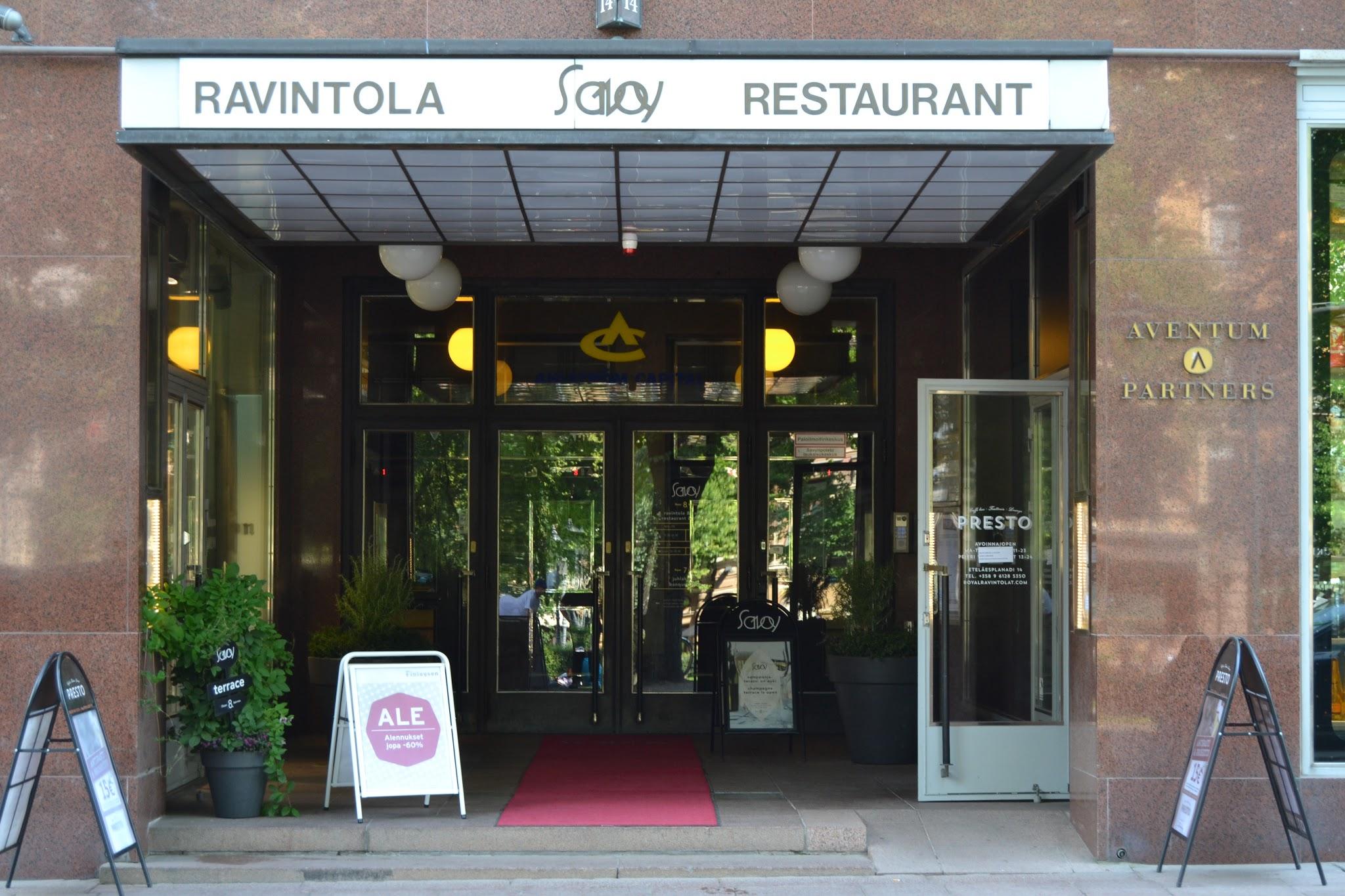 Ravintola Savoyn sisäänkäynti katoksineen ja punaisine mattoineen Helsingissä