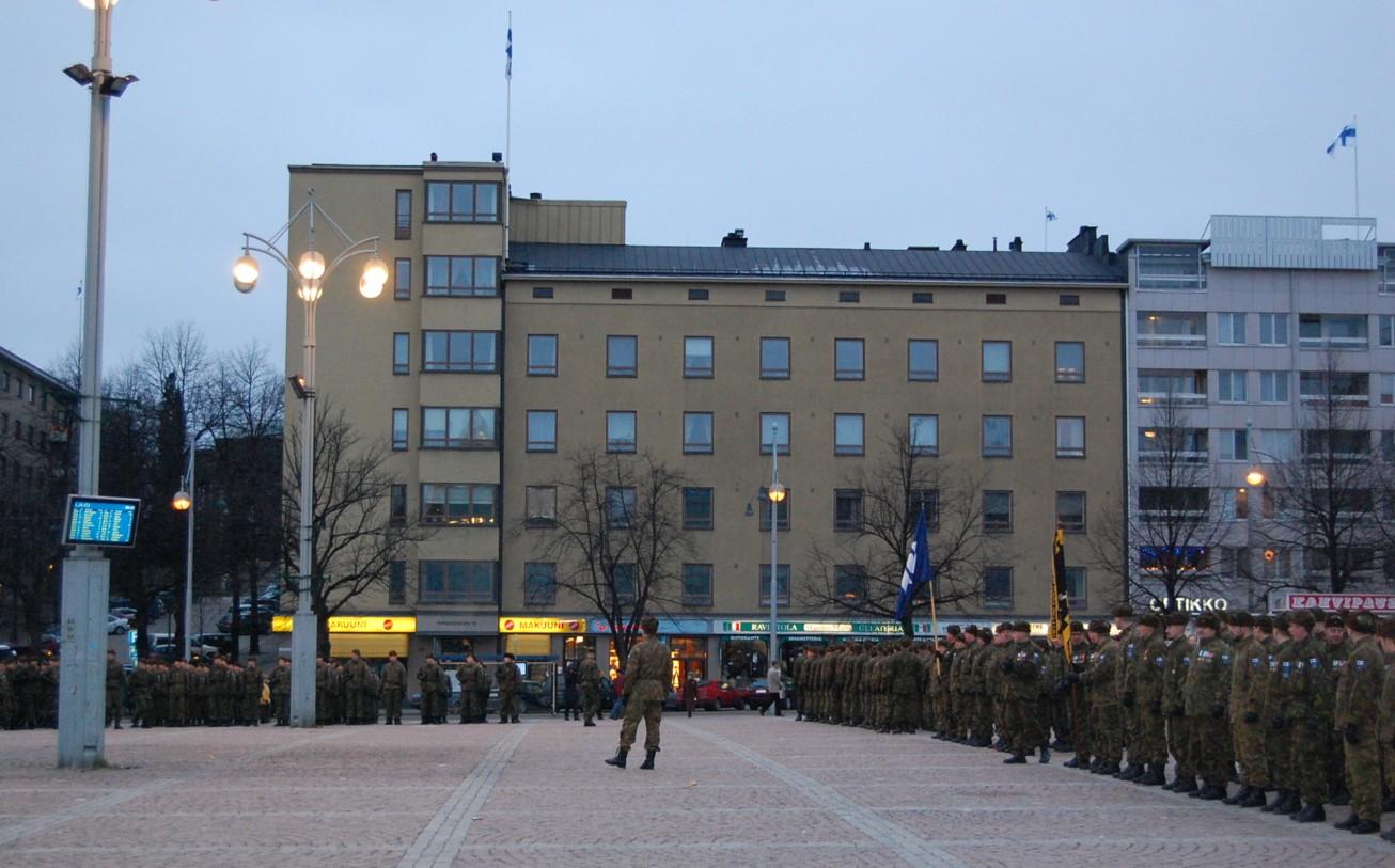 Varusmiehet rivistöissä kaupungin torilla lippujen kanssa itsenäisyyspäivän iltahämärässä, 06.12.2008