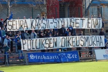 Tampere Unitedin kannattajien banderollit ”Seura kärsii – syylliset eivät” ja ”Poliittinen oikeusmurha”