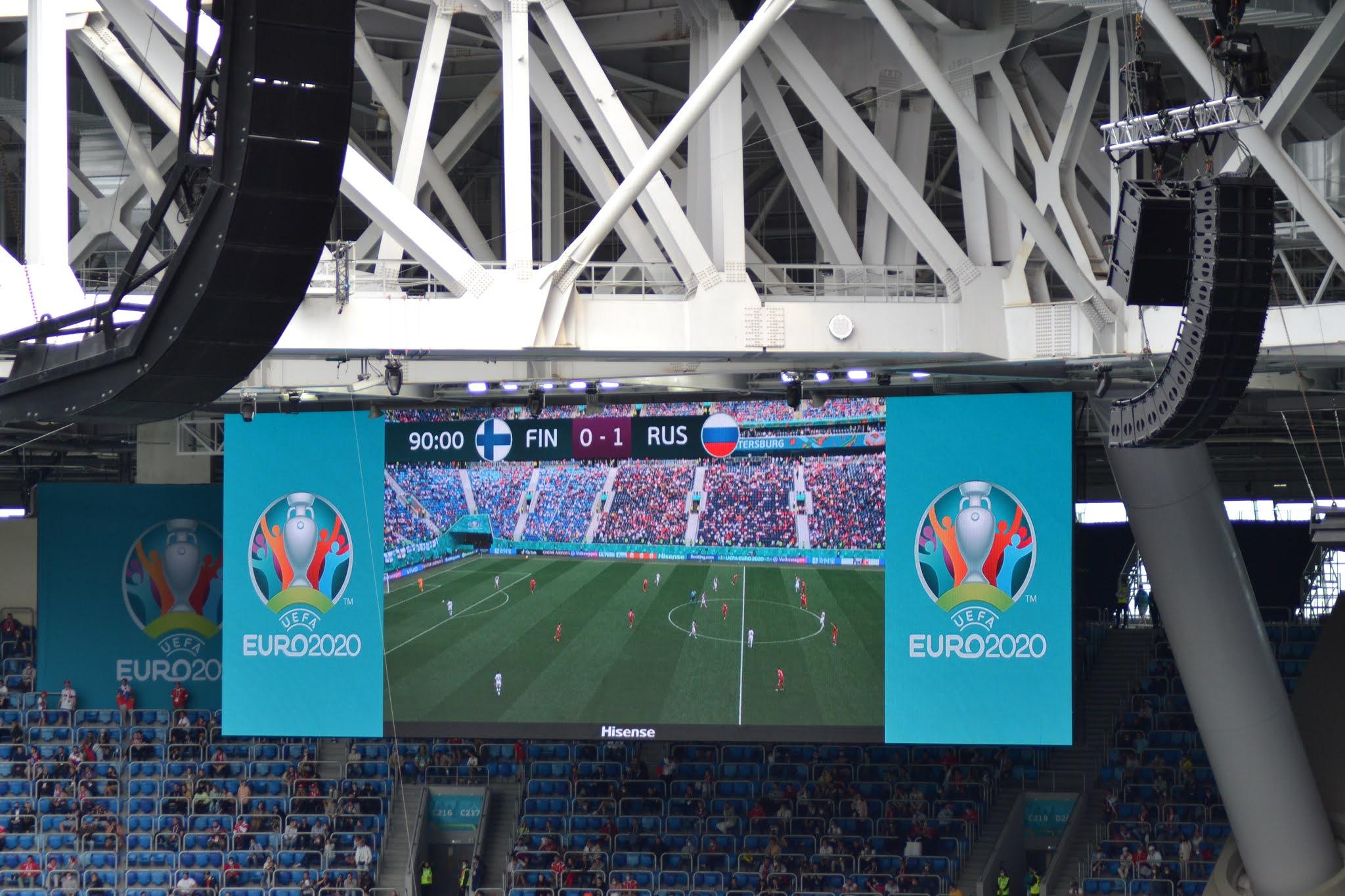 Stadionin tulostaulu näyttää 90:00 FIN 0–1 RUS EURO2020-logojen välissä