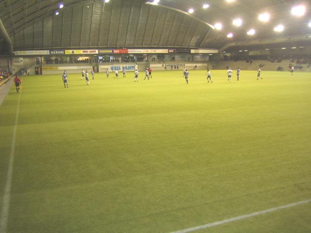Jalkapallo-ottelu käynnissä Suurhallin tekonurmella valonheittimien alla, 22.03.2007
