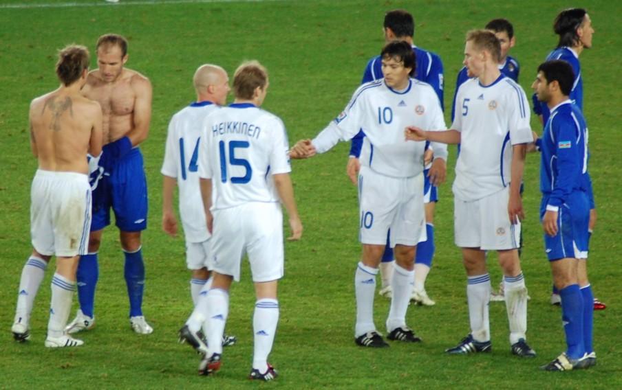 Suomen pelaajat, mukana Heikkinen numerolla 15, kättelevät Azerbaidžanin pelaajia ottelun jälkeen, 11.10.2008