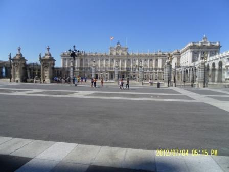 Madridin kuninkaanlinna Palacio Real ja sen edessä laaja aukio kirkkaana päivänä, 04.07.2012