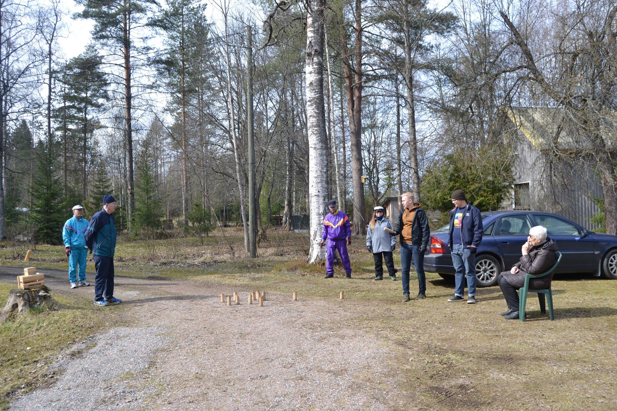 Klubilaisia pelaamassa mölkkyä sorapihalla keväisen metsän reunassa, 01.05.2020