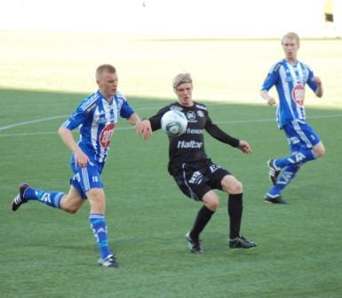 HJK–Lahti-ottelun pallotilanne, jossa Veltheim, Moren ja Ojala, 26.05.2011