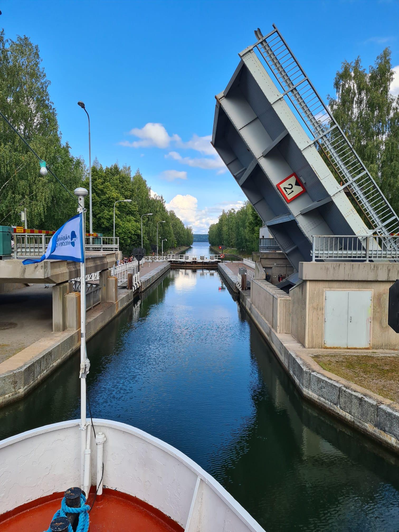 Risteilylaivan keulasta kuvattu Vääksyn kanavan sulku ja ylös nostettu läppäsilta, 26.08.2023