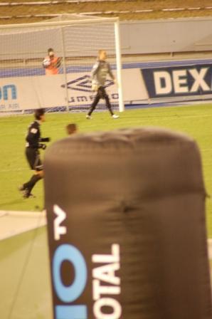 Urho TV:n mainostötterö katsomon edessä, Lahden Stadion 17.10.2010
