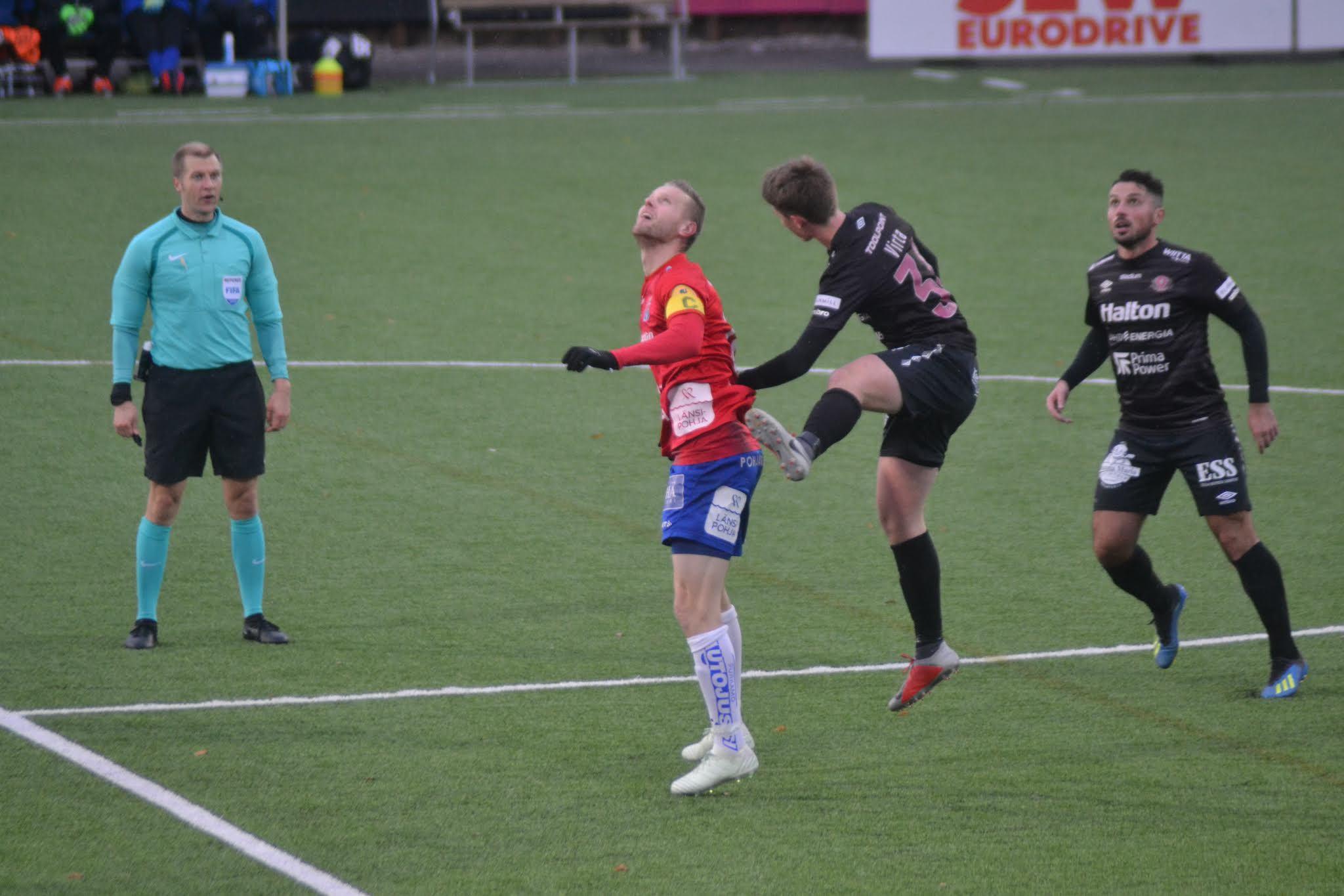 27.10.2018 FC Lahti - PS kemi. Erotuomari Jari Järvinen, PS Kemi Juho Mäkelä, FC Lahti Eemeli Virta ja Xheved Gela.