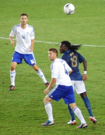 Toivio ja Sparv sekä Ranskan pelaaja numero 18 seuraavat ilmassa olevaa palloa, 07.09.2012