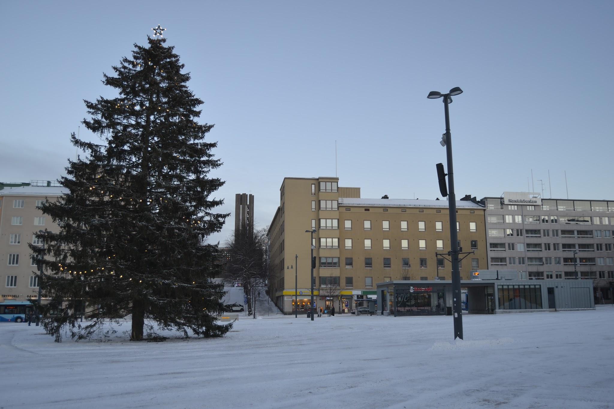 Lahden tori 24.12.2021 (pakkasta 12 astetta)