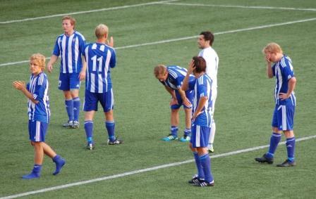 HJK:n pelaajat sinivalkoisissa raitapaidoissa kentällä pelikatkolla, 27.07.2011