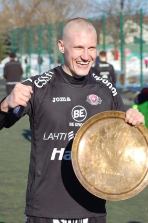 Joni Kauko juhlii Liigacupin voittoa pokaalilautanen kädessään, 06.04.2013