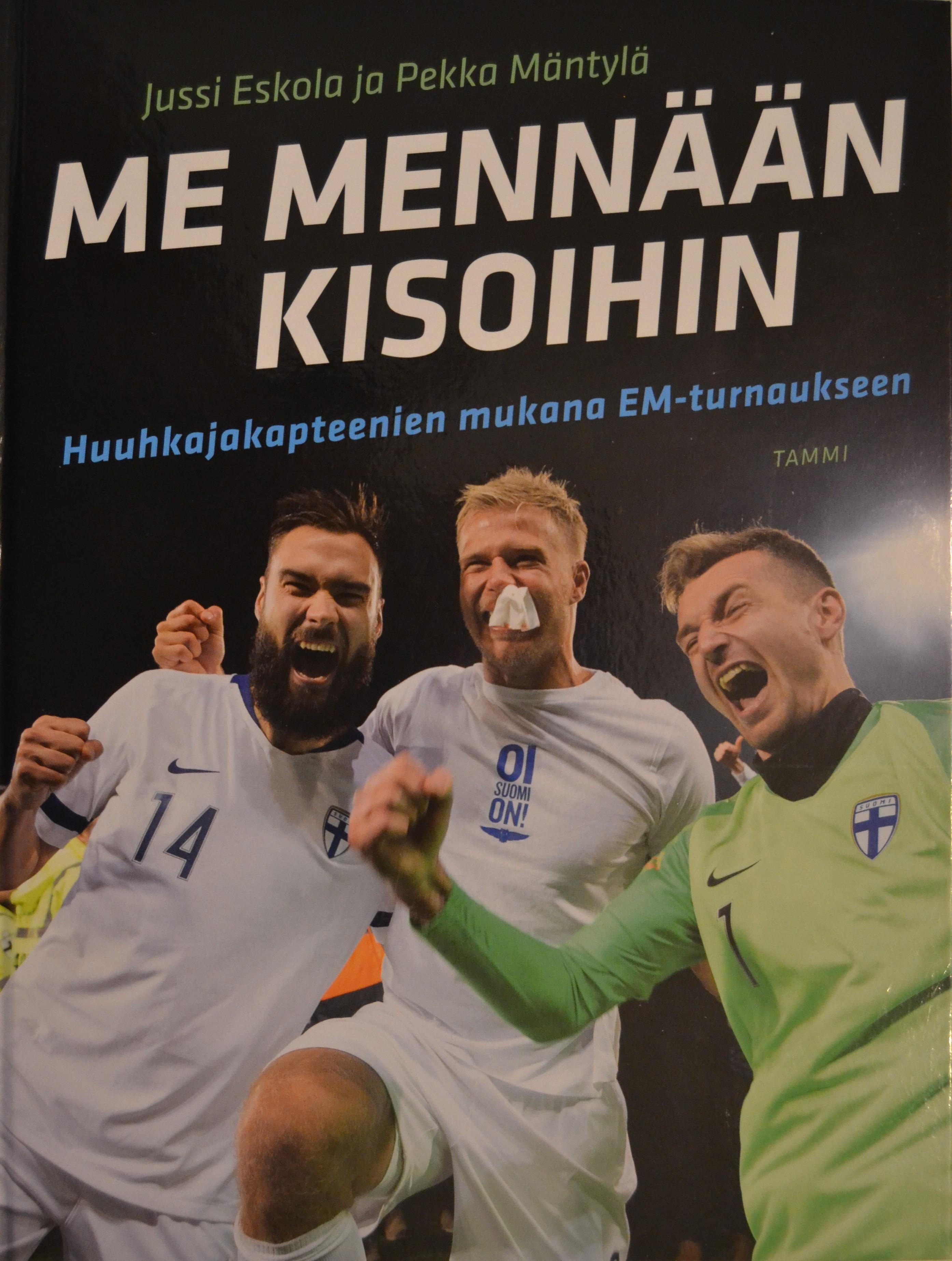 Jussi Eskolan ja Pekka Mäntylän kirjan Me mennään kisoihin kansi, jossa kolme tuulettavaa Huuhkajaa