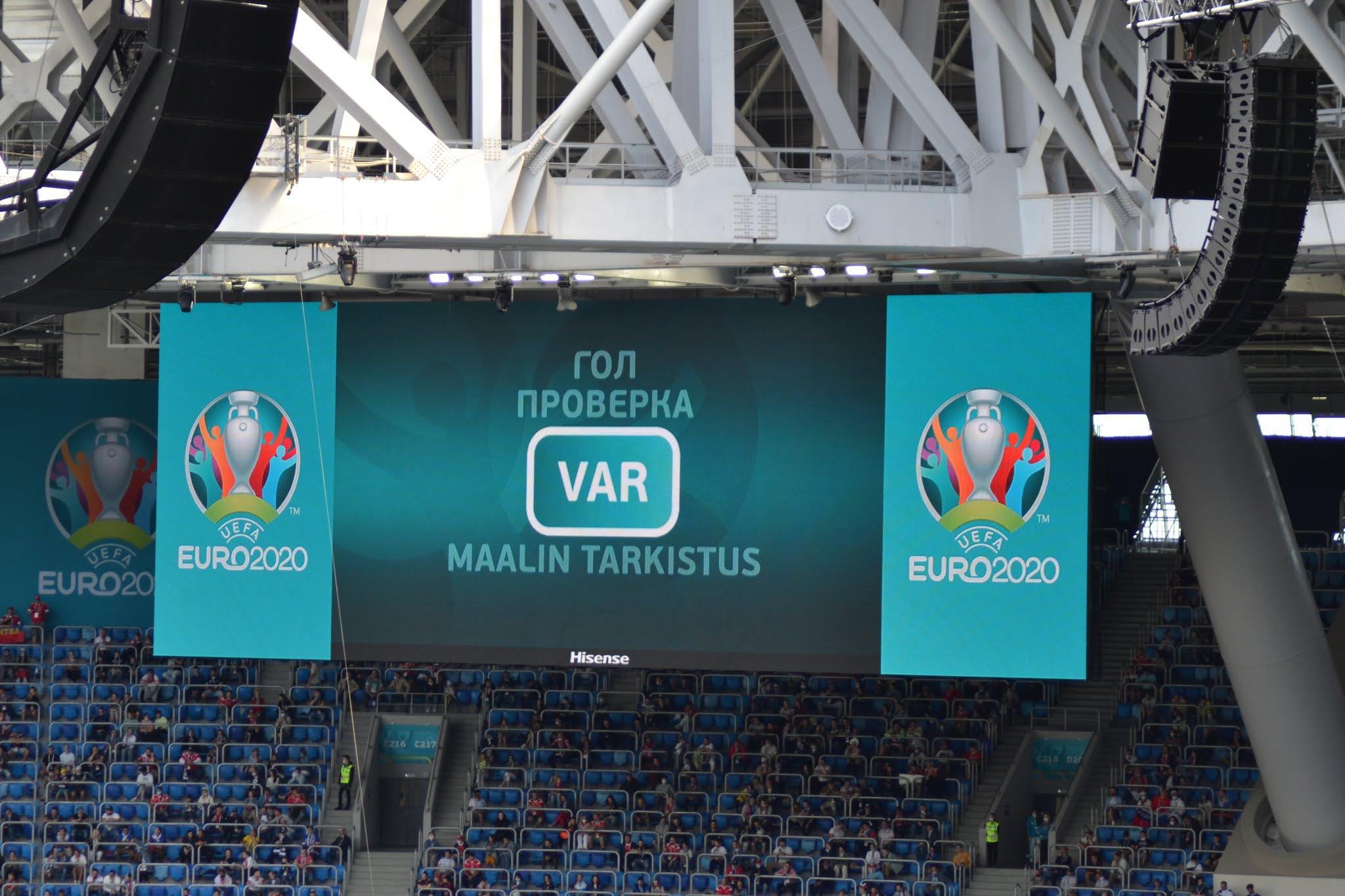 Stadionin tulostaululla VAR-maalintarkistus venäjäksi ja suomeksi sekä Euro 2020 -logot, alla katsomo