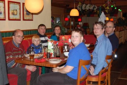 Klubilaiset jouluruokailussa ravintola Rosson pöydän ääressä, 23.12.2011