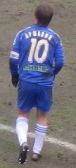 Pelaaja sinisessä pelipaidassa numero 10, selässä nimi Aršavin kyrillisin kirjaimin, 11.03.2007