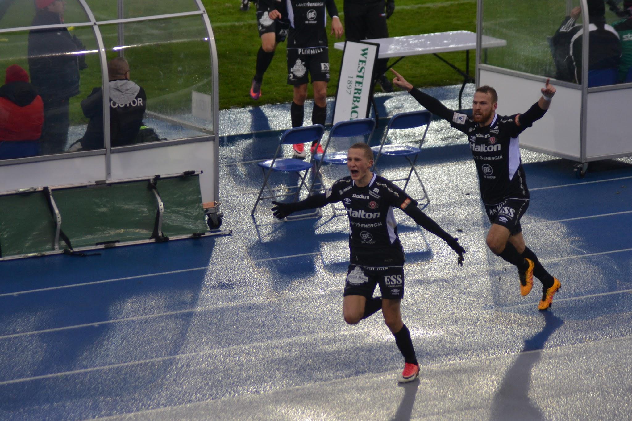 FC Lahti (Santeri Hostikka ja Henri Anier) juhlii 28.10.2017.
