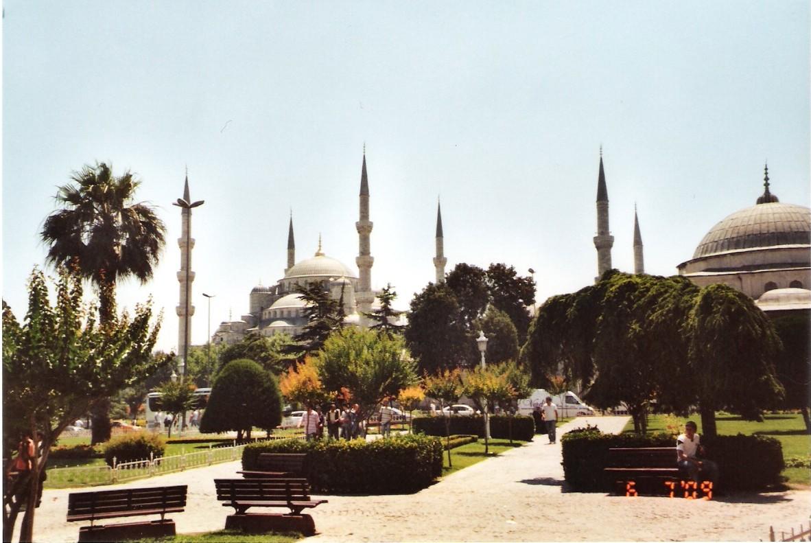 Istanbulin Sininen moskeija minareetteineen puiston ja palmujen takana, 06.07.2009