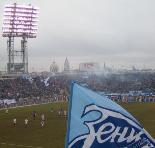 Zenitin lippu ja täysi katsomo Petrovski-stadionilla Pietarissa 17.03.2007