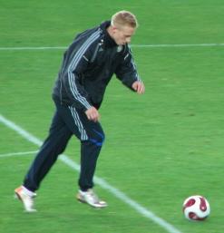 Mikael Forssell lämmittelee pallon kanssa