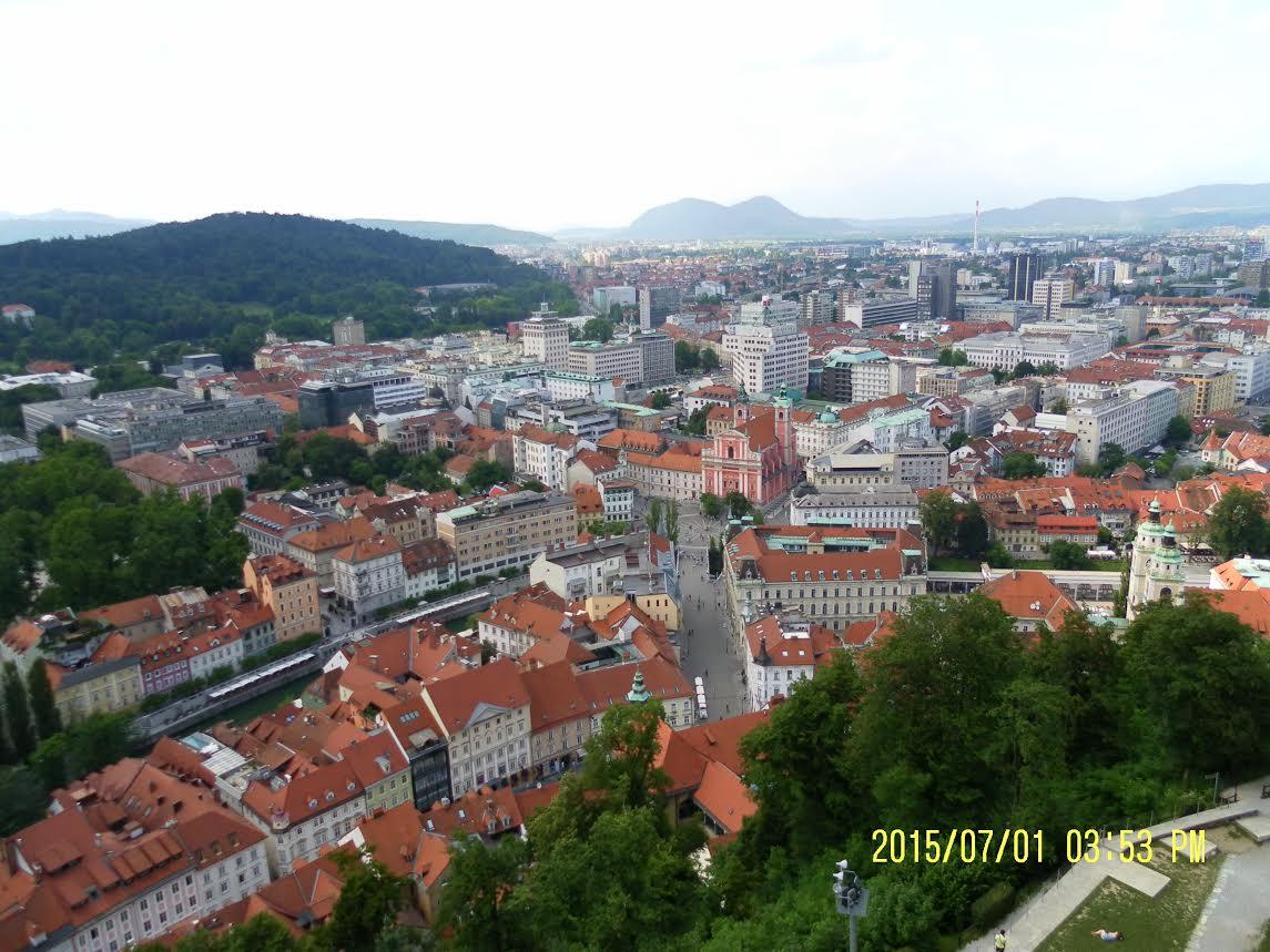 Näkymä Ljubljanaan kuninkaanlinnasta.