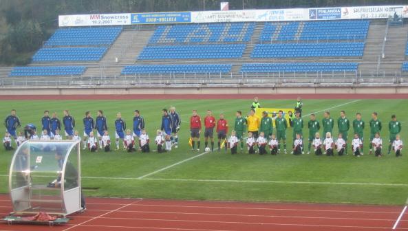 Suomen ja Slovenian alle 21-vuotiaiden joukkueet rivissä ennen ottelua Lahden Stadionilla