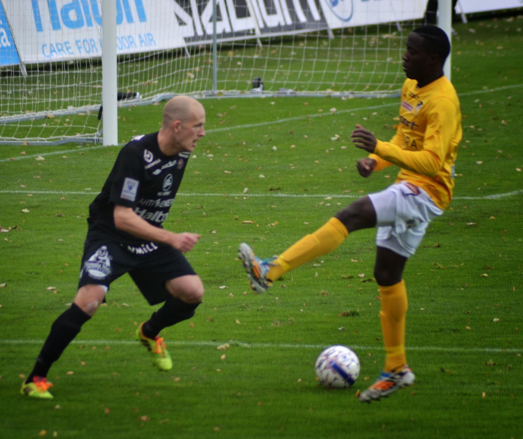 Petri Pasanen FC Lahti ja Kevin Mombilo FC Honka / 25.10.2014