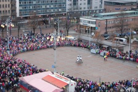 Joulupukin helikopteri laskeutuneena väenpaljouden ympäröimälle Lahden torille, 17.11.2012