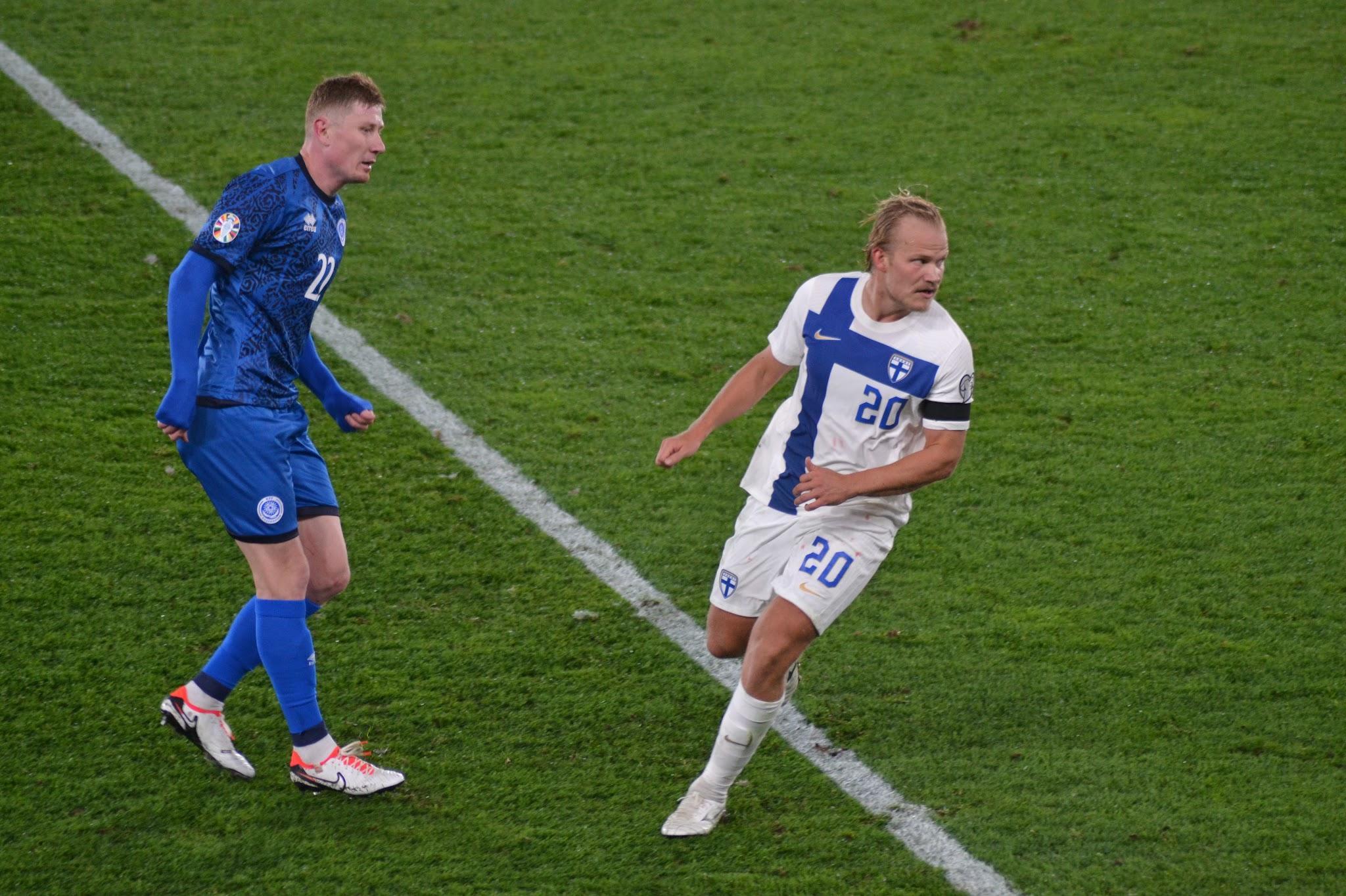Suomen pelaaja numero 20 ja Kazakstanin pelaaja numero 22 kentällä Suomi–Kazakstan-ottelussa