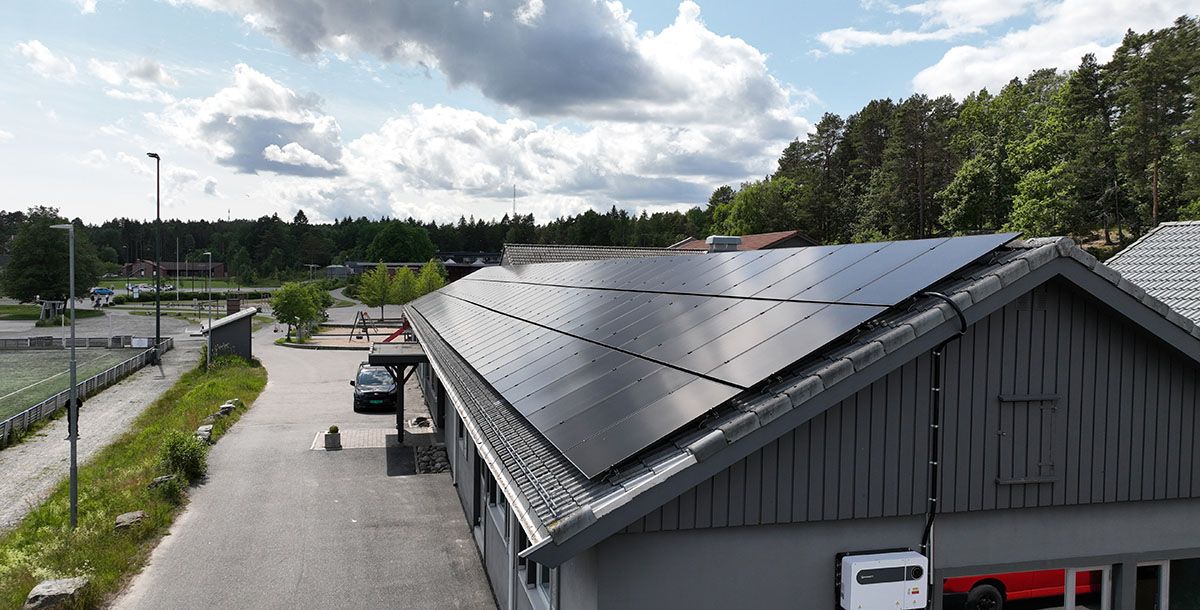 Solcelleanlegg på taket av et offentlig bygg installert av Solcellekraft – eksempel på solceller for næringsbygg og bedrifter.