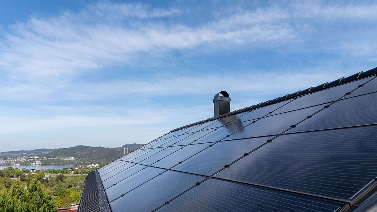 Solcelleanlegg med integrerte paneler på norsk bolig