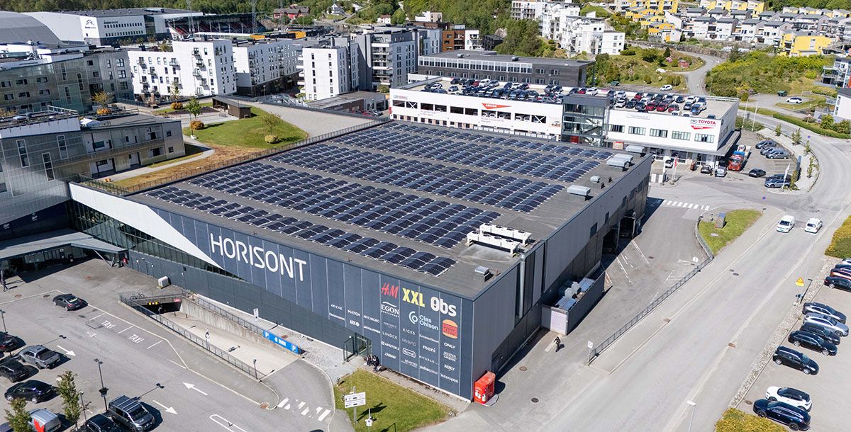 Solcelleanlegg på taket av Horisont kjøpesenter i Bergen – solceller for næringsbygg.