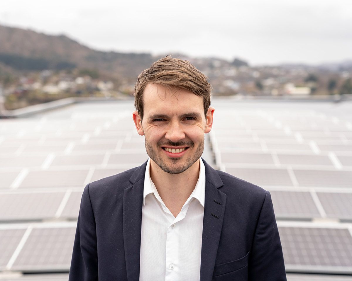 BEREDSKAP: Både for å gjøre lønnsomheten ved sol enda bedre, og for dem som er opptatt av egenberedskap går noen også for en batteriløsning sammen med solceller, sier Anders Lie, salgssjef i Solcellekraft. Foto: Solcellekraft