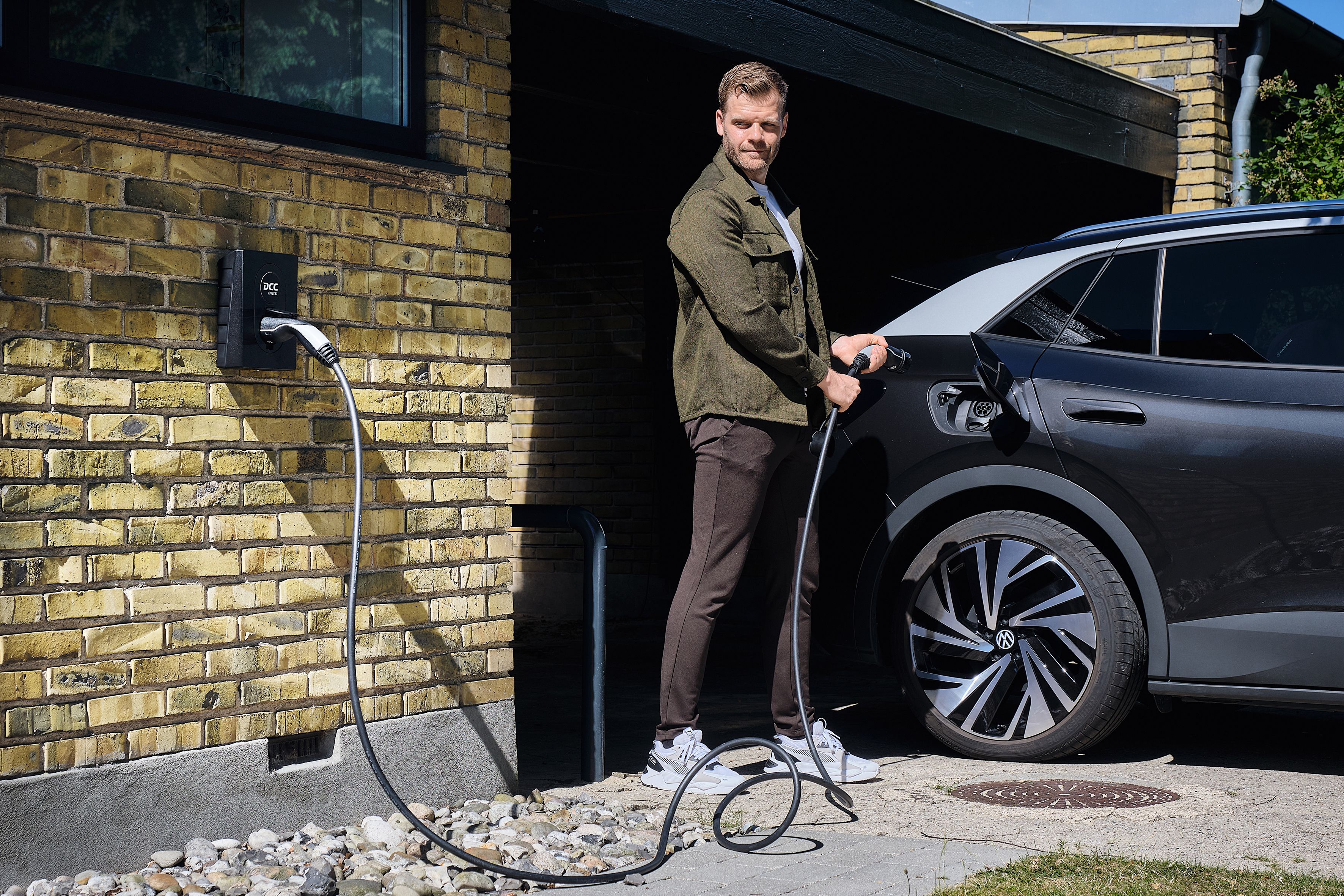 Elbil som lades hjemme med ladestasjon installert som del av solcelleanlegg på bolig 