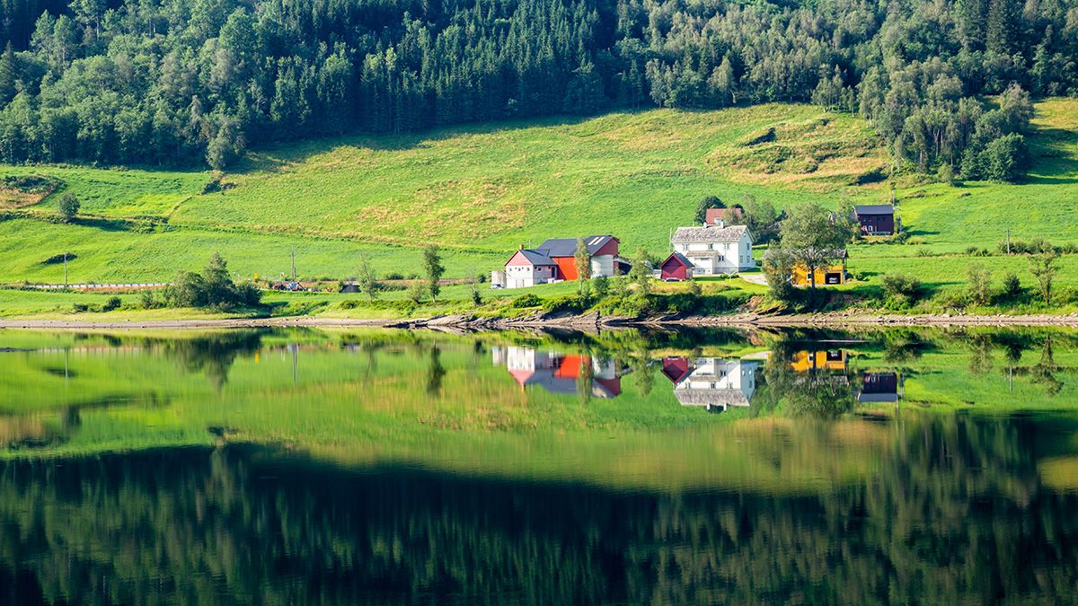 Typisk vestlandsgård på Voss, med store takflater egnet for solenergi