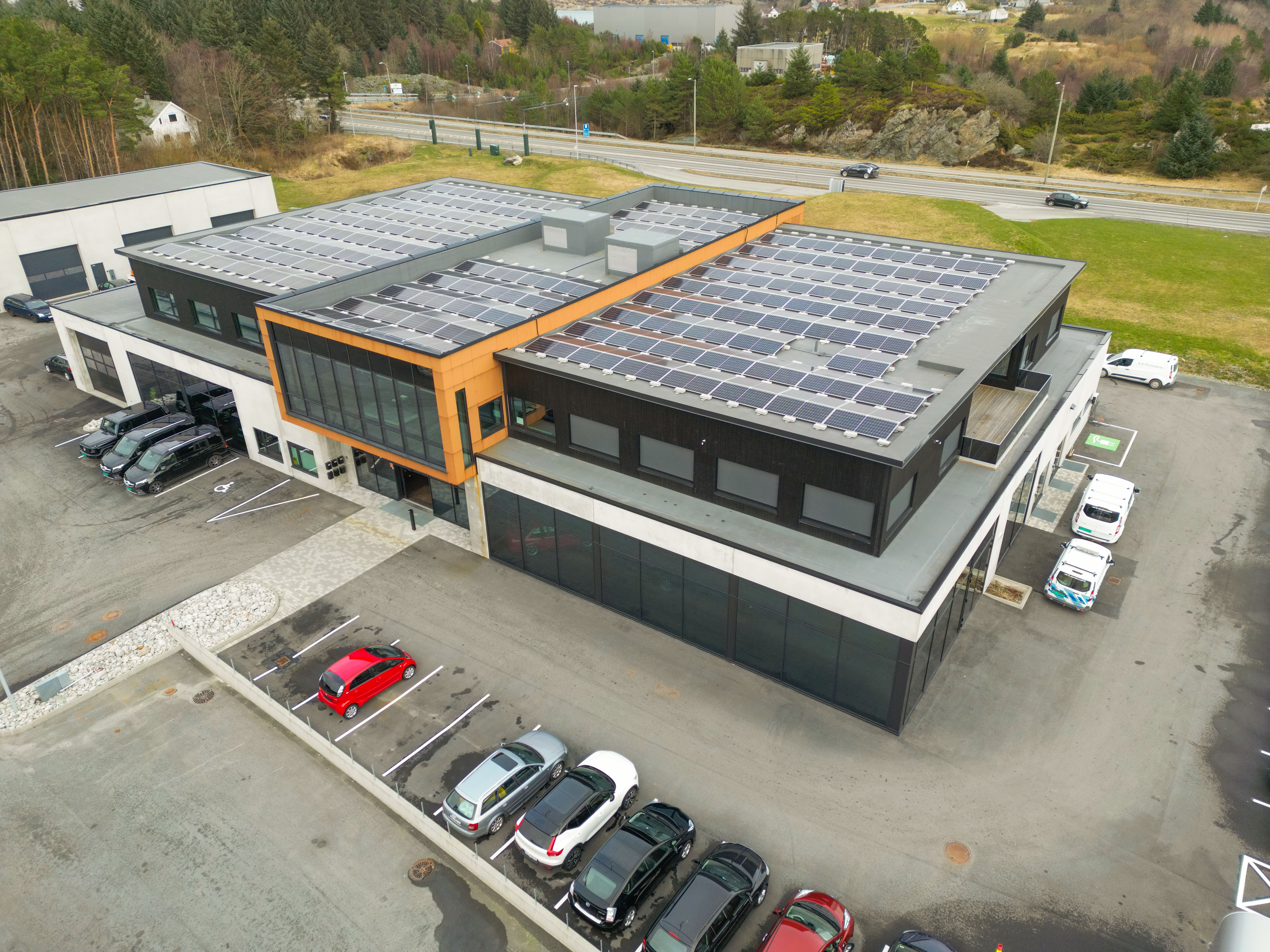 Næringsbygg med solcelleanlegg på flatt tak
